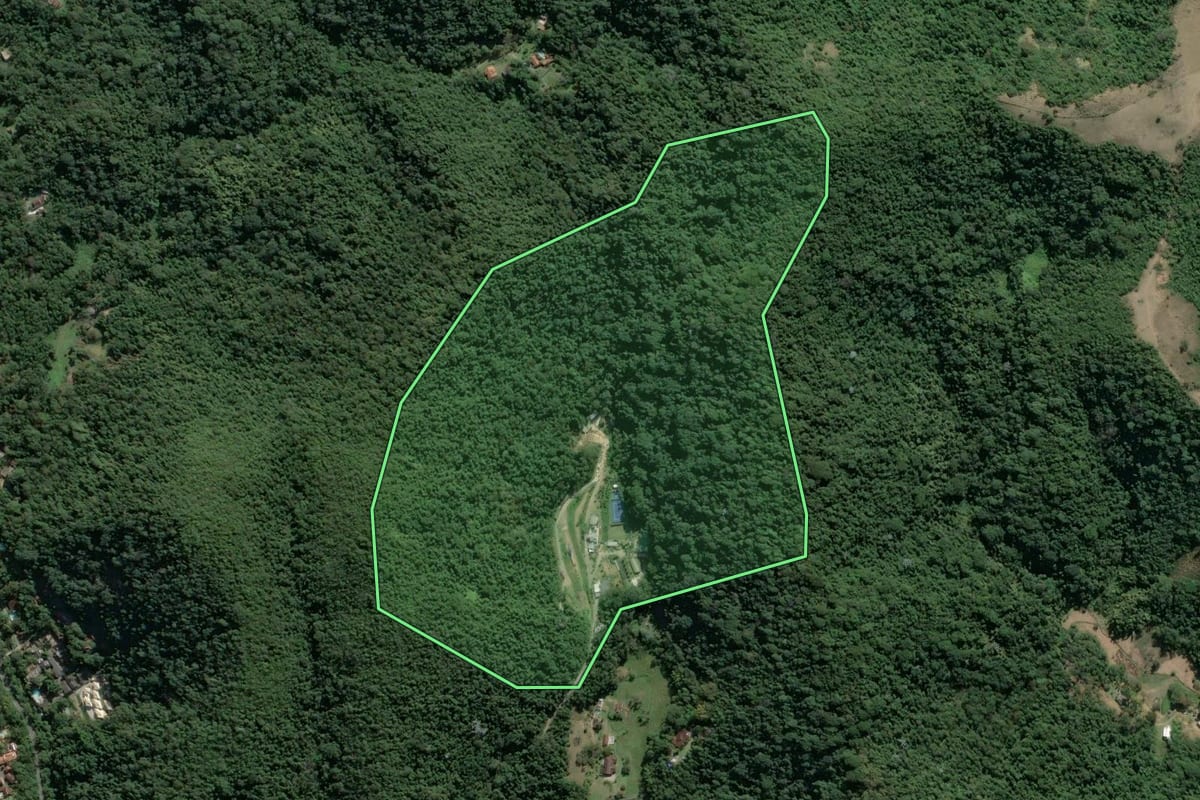 Imagem de satélite do imóvel rural em Itatiaia (RJ), com o contorno declarado no CAR desenhado por cima.