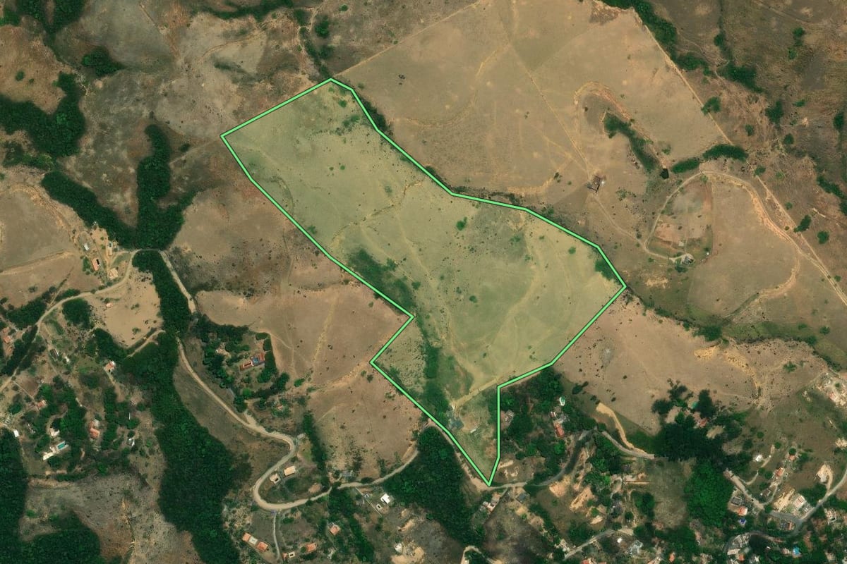 Imagem de satélite do imóvel rural em Itatiaia (RJ), com o contorno declarado no CAR desenhado por cima.