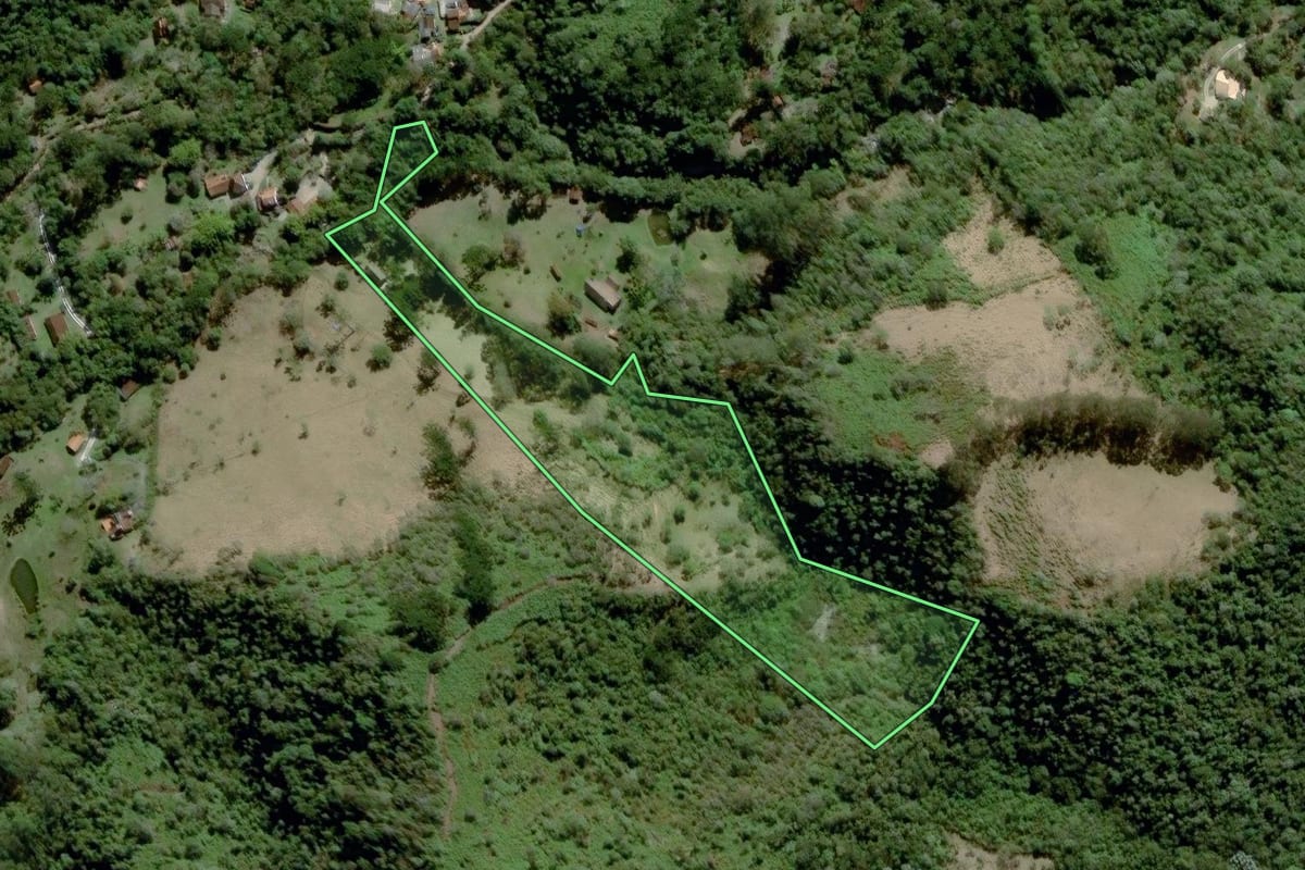 Imagem de satélite do imóvel rural em Itatiaia (RJ), com o contorno declarado no CAR desenhado por cima.