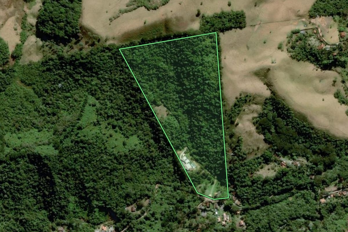 Imagem de satélite do imóvel rural em Itatiaia (RJ), com o contorno declarado no CAR desenhado por cima.