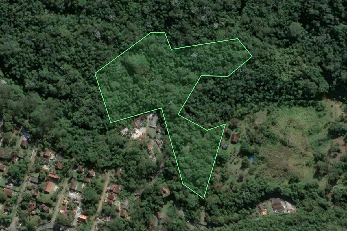 Imagem de satélite do imóvel rural em Itatiaia (RJ), com o contorno declarado no CAR desenhado por cima.