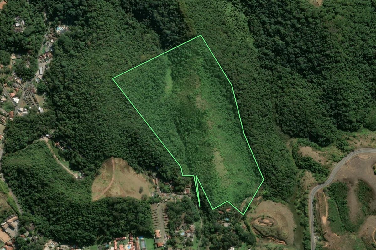 Imagem de satélite do imóvel rural em Itatiaia (RJ), com o contorno declarado no CAR desenhado por cima.