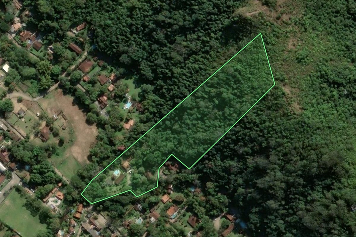 Imagem de satélite do imóvel rural em Itatiaia (RJ), com o contorno declarado no CAR desenhado por cima.