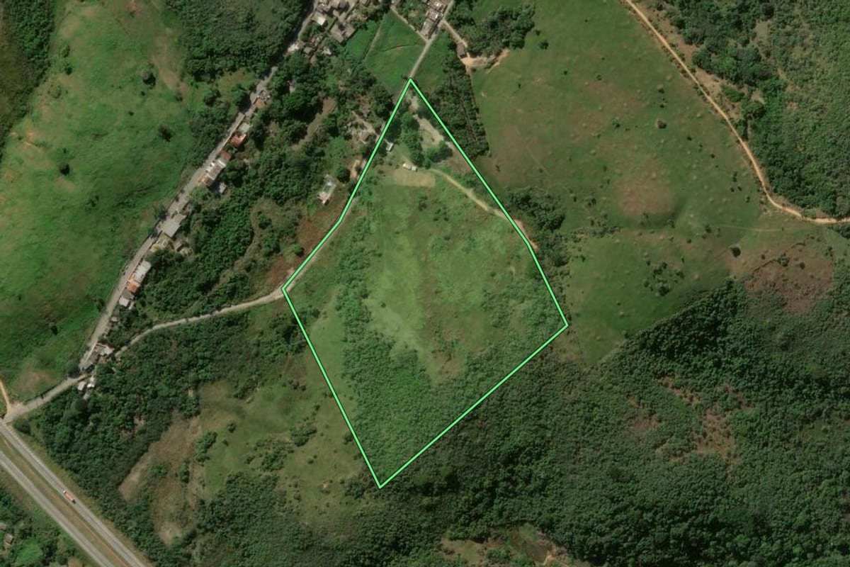 Imagem de satélite do imóvel rural em Japeri (RJ), com o contorno declarado no CAR desenhado por cima.