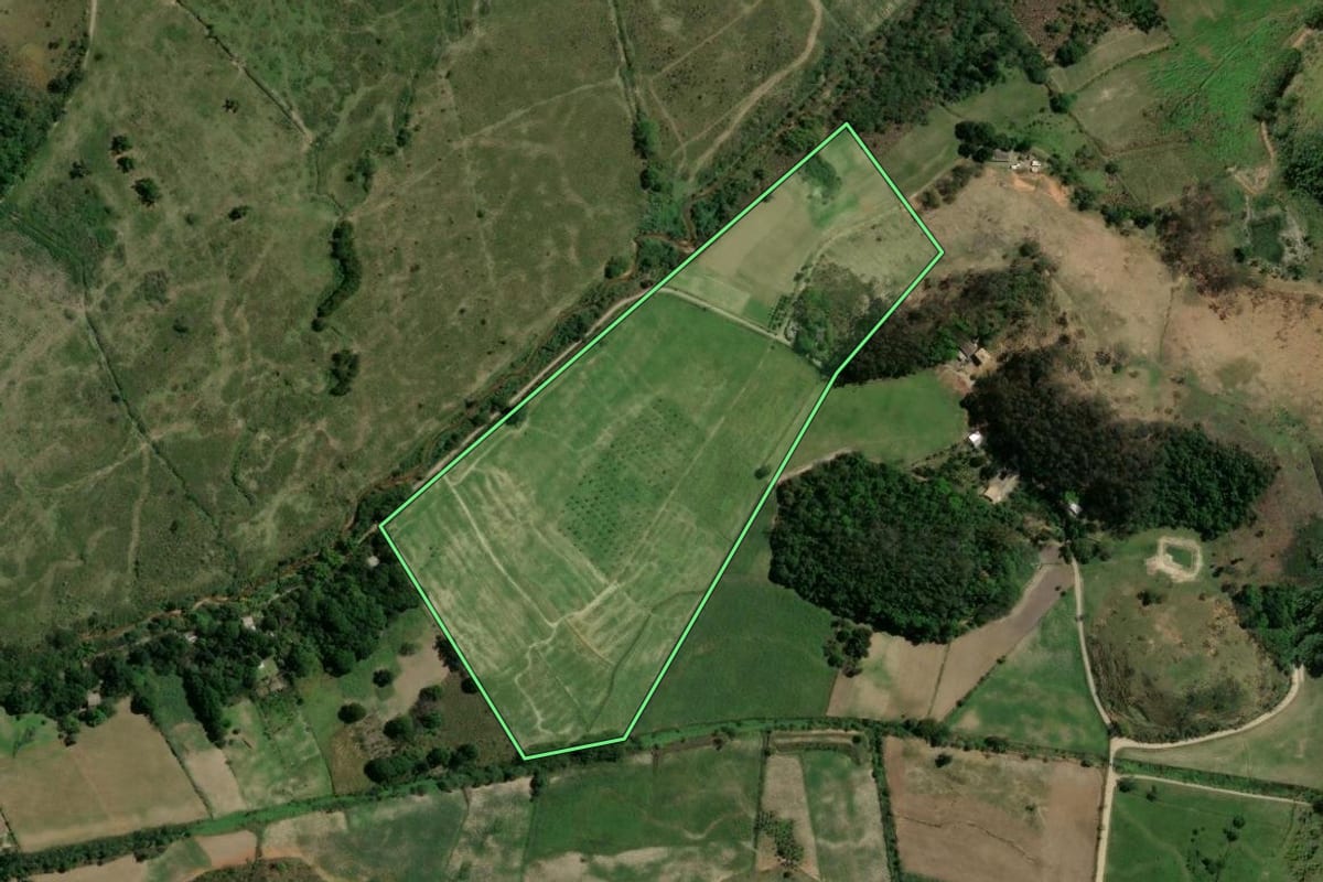Imagem de satélite do imóvel rural em Japeri (RJ), com o contorno declarado no CAR desenhado por cima.