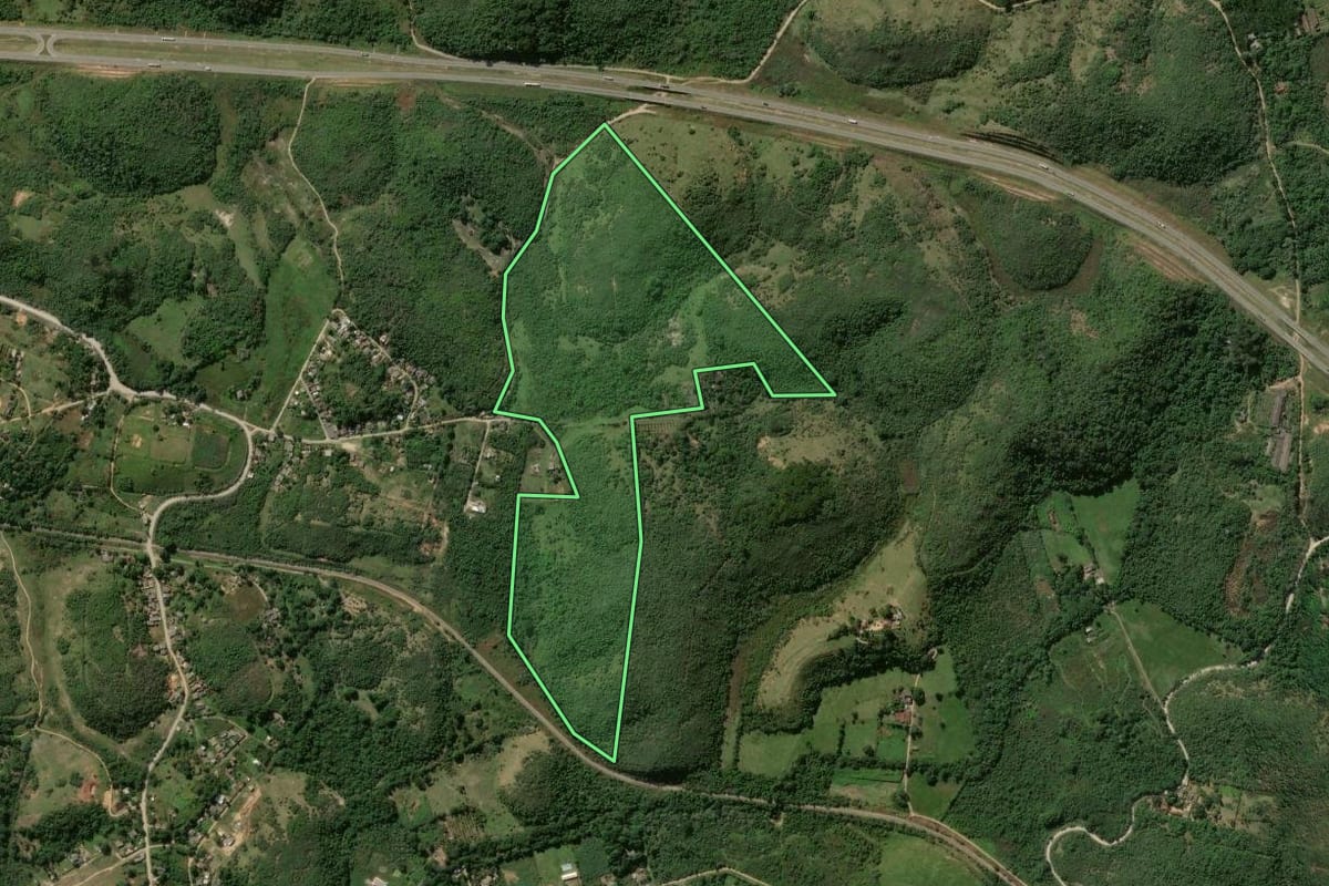 Imagem de satélite do imóvel rural em Japeri (RJ), com o contorno declarado no CAR desenhado por cima.