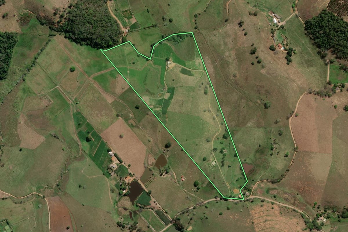 Imagem de satélite do imóvel rural em Laje do Muriaé (RJ), com o contorno declarado no CAR desenhado por cima.