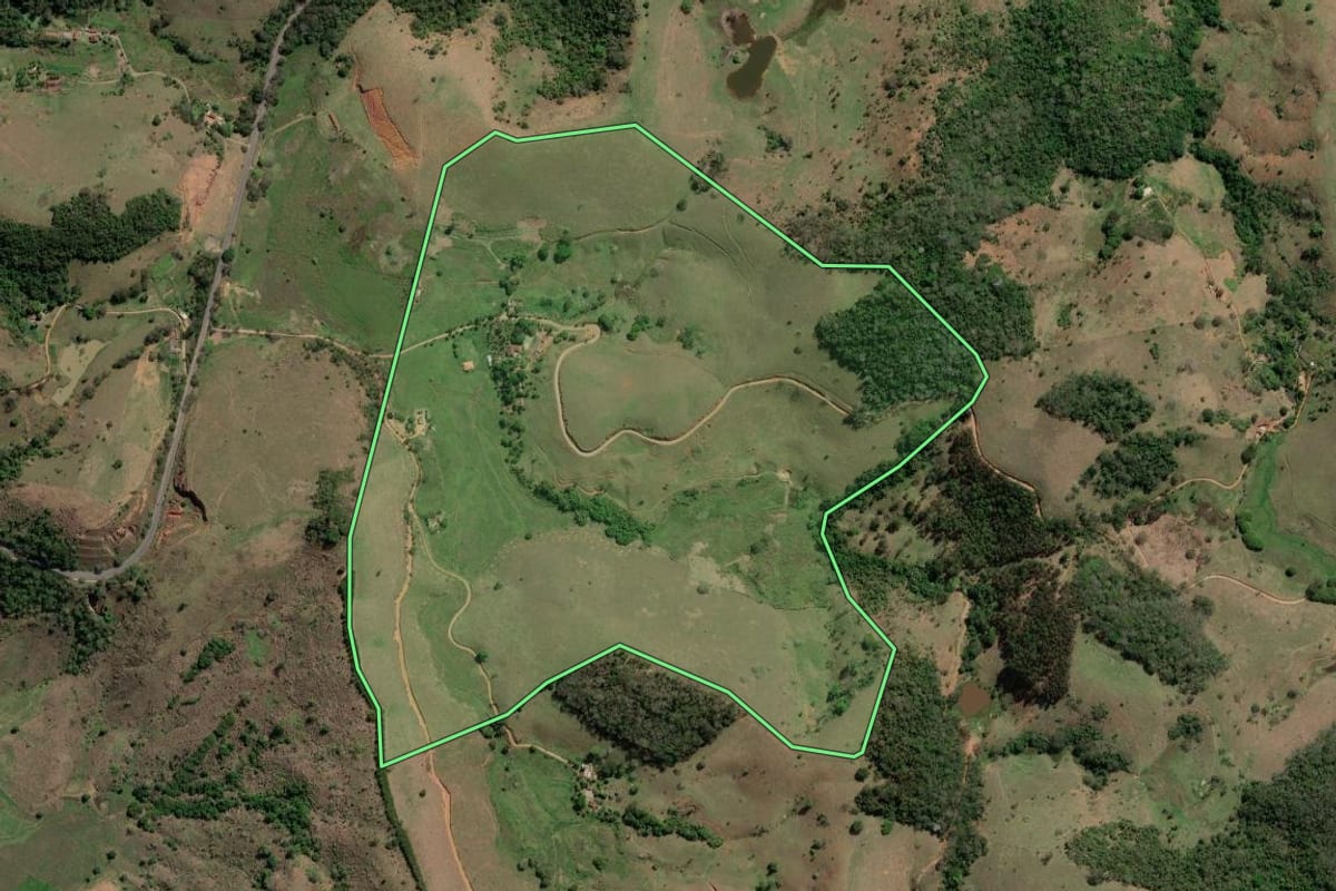 Imagem de satélite do imóvel rural em Laje do Muriaé (RJ), com o contorno declarado no CAR desenhado por cima.
