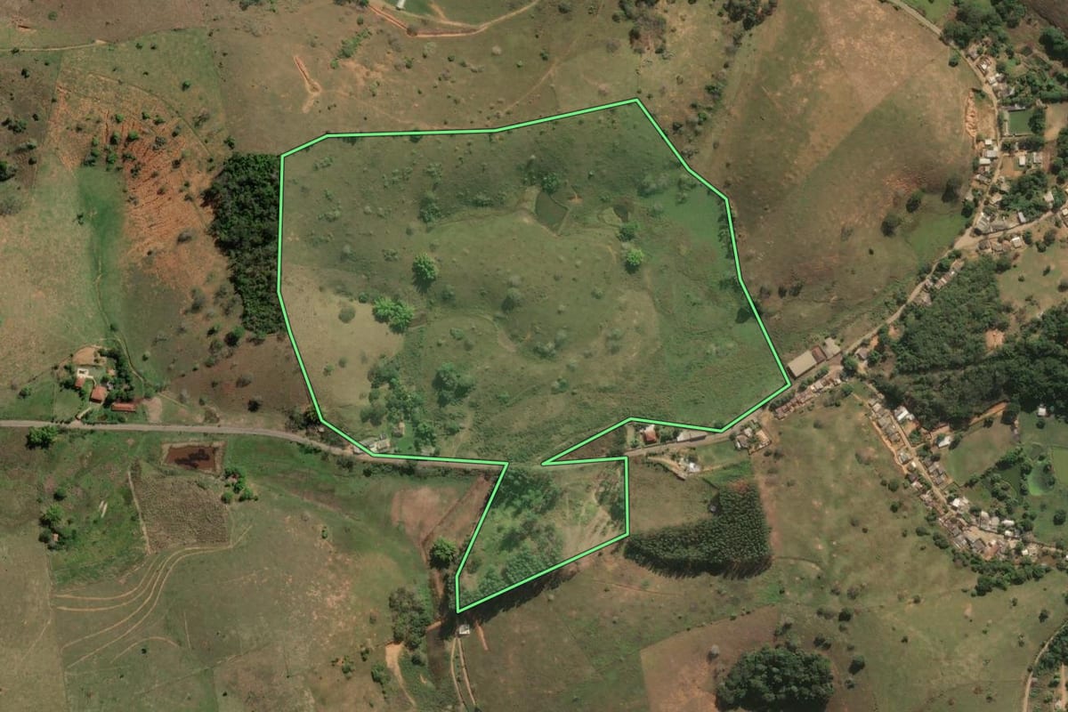 Imagem de satélite do imóvel rural em Laje do Muriaé (RJ), com o contorno declarado no CAR desenhado por cima.