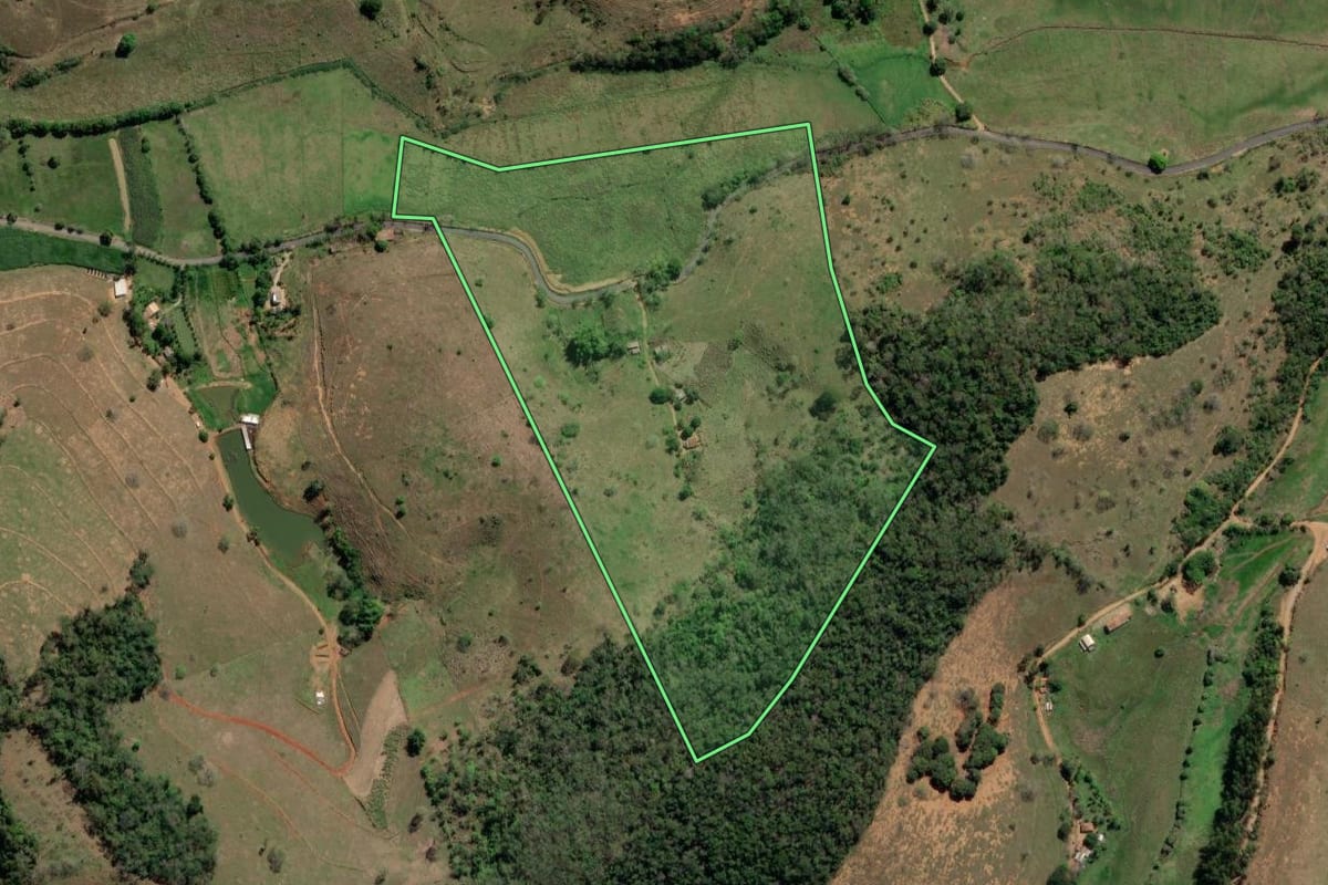 Imagem de satélite do imóvel rural em Laje do Muriaé (RJ), com o contorno declarado no CAR desenhado por cima.
