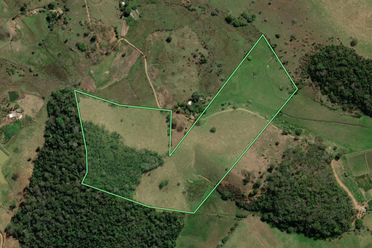 Imagem de satélite do imóvel rural em Laje do Muriaé (RJ), com o contorno declarado no CAR desenhado por cima.