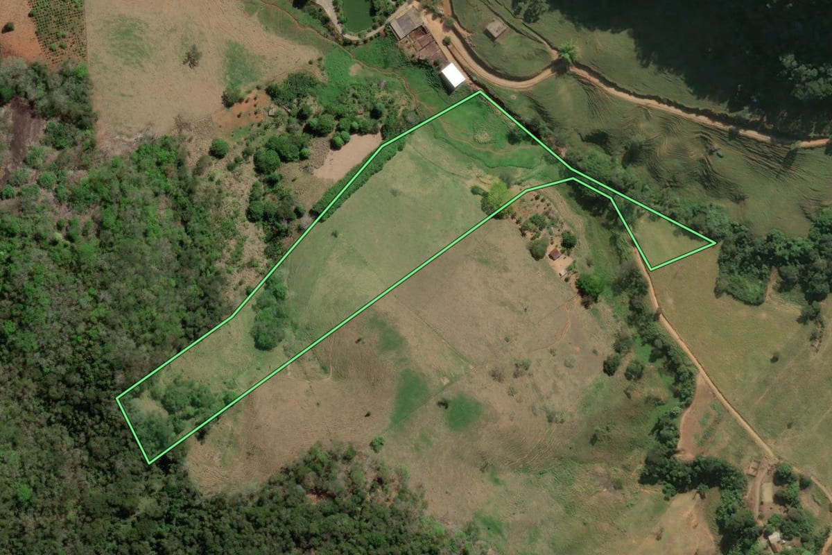 Imagem de satélite do imóvel rural em Laje do Muriaé (RJ), com o contorno declarado no CAR desenhado por cima.