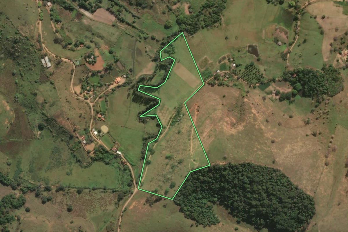 Imagem de satélite do imóvel rural em Laje do Muriaé (RJ), com o contorno declarado no CAR desenhado por cima.