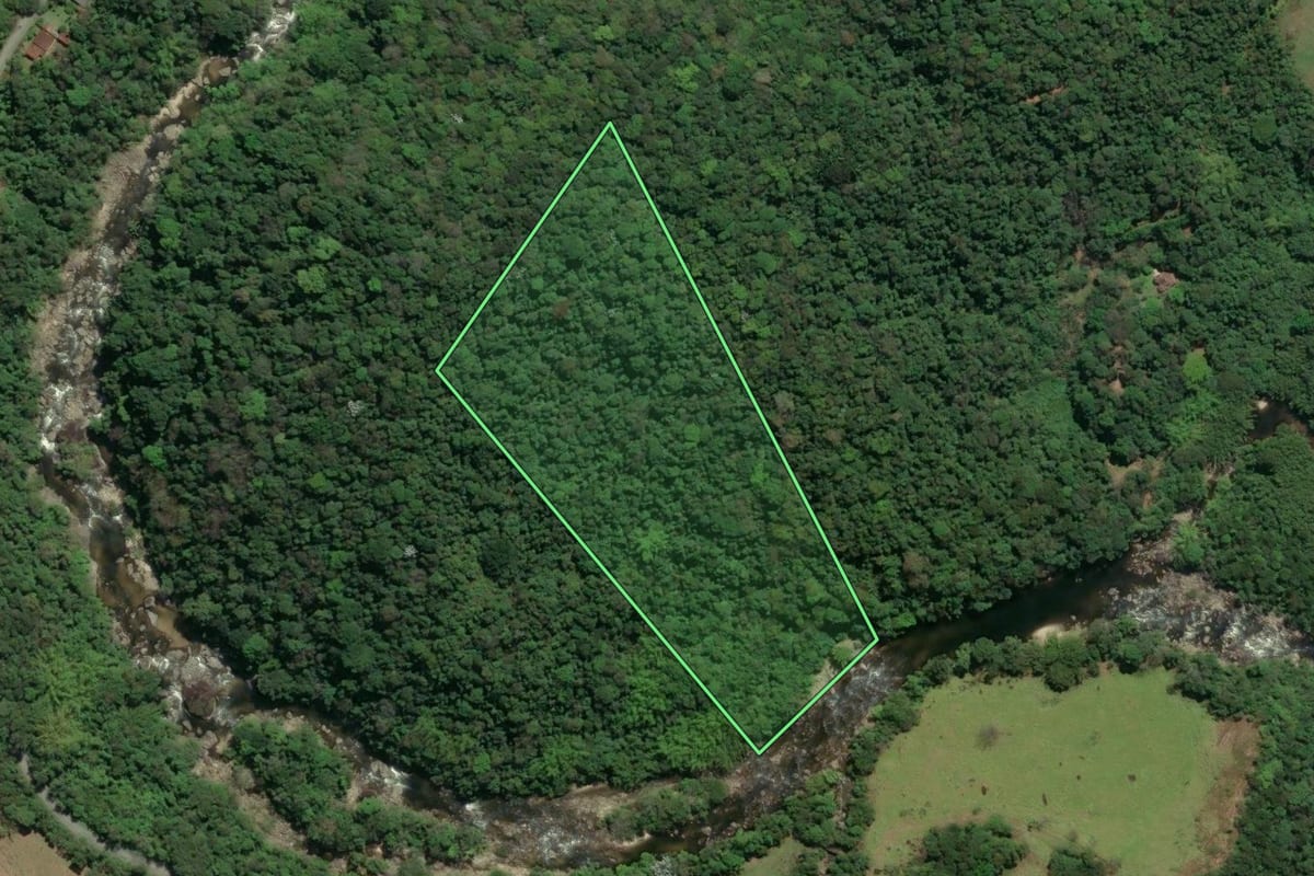 Imagem de satélite do imóvel rural em Macaé (RJ), com o contorno declarado no CAR desenhado por cima.