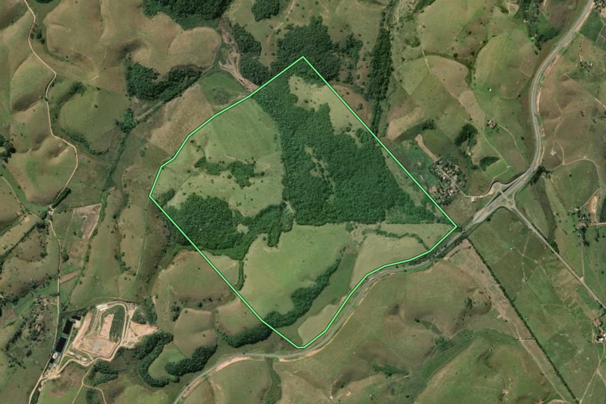 Imagem de satélite do imóvel rural em Macaé (RJ), com o contorno declarado no CAR desenhado por cima.