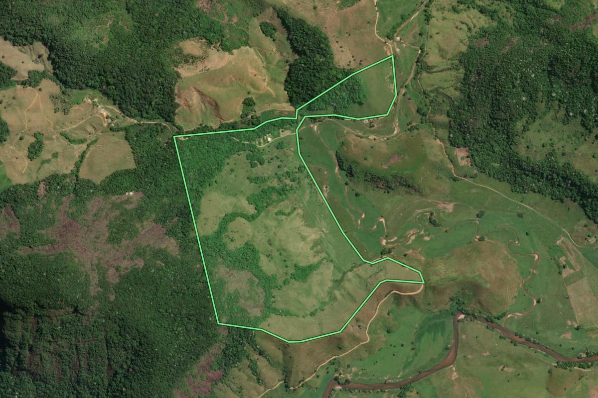 Imagem de satélite do imóvel rural em Macaé (RJ), com o contorno declarado no CAR desenhado por cima.