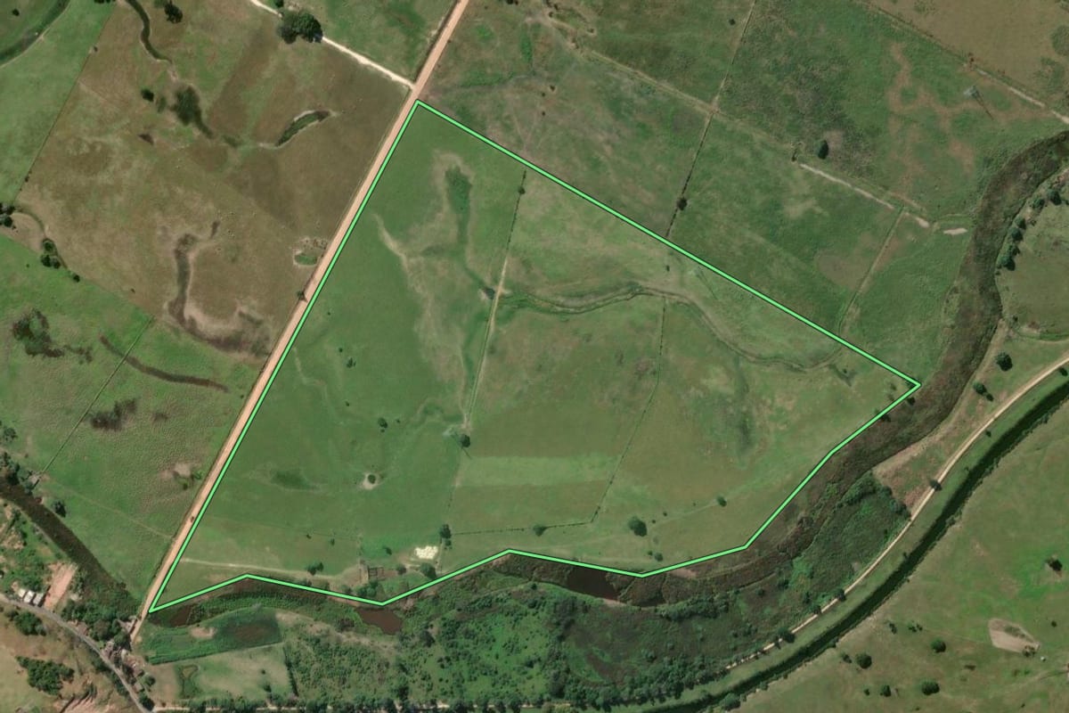 Imagem de satélite do imóvel rural em Macaé (RJ), com o contorno declarado no CAR desenhado por cima.