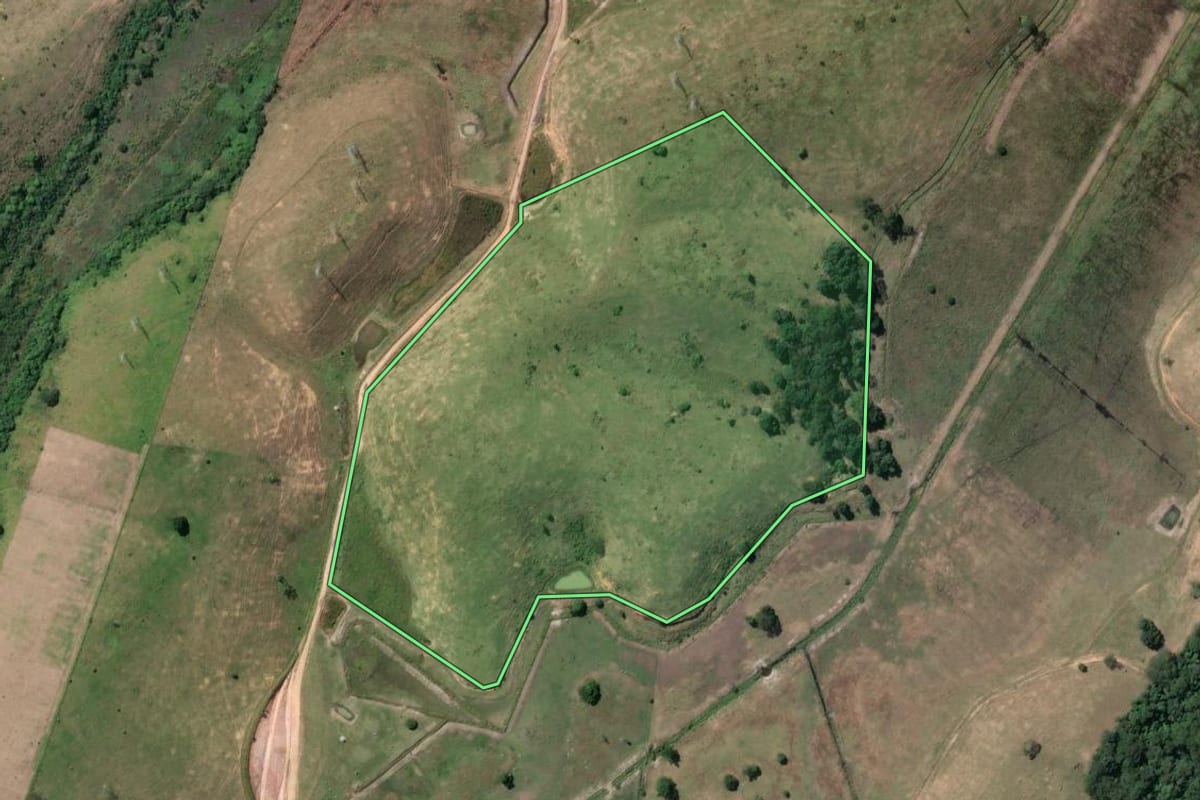 Imagem de satélite do imóvel rural em Macaé (RJ), com o contorno declarado no CAR desenhado por cima.