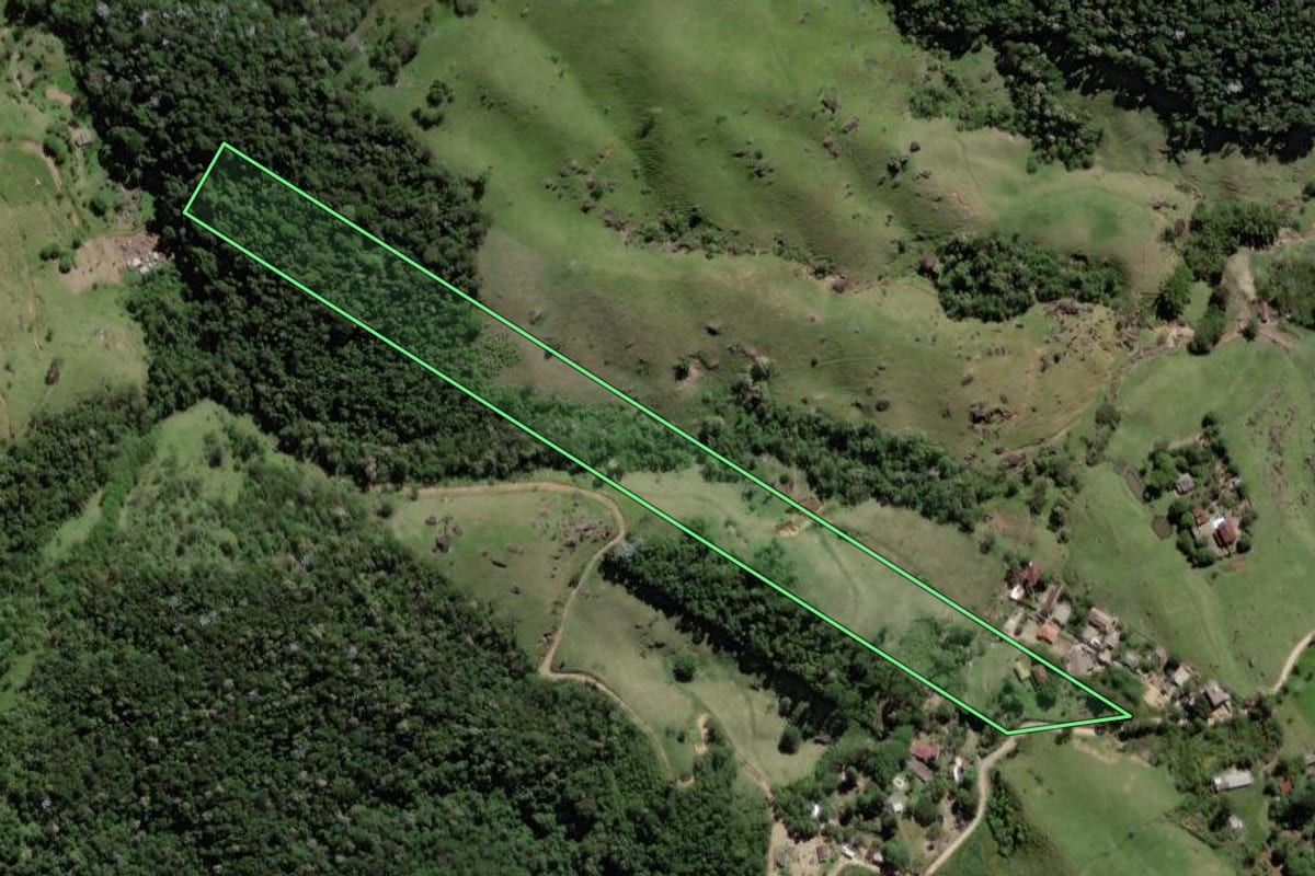 Imagem de satélite do imóvel rural em Macaé (RJ), com o contorno declarado no CAR desenhado por cima.