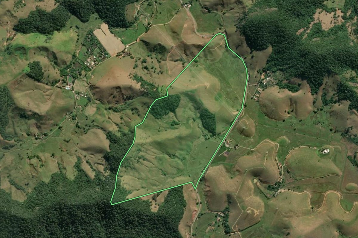 Imagem de satélite do imóvel rural em Macaé (RJ), com o contorno declarado no CAR desenhado por cima.