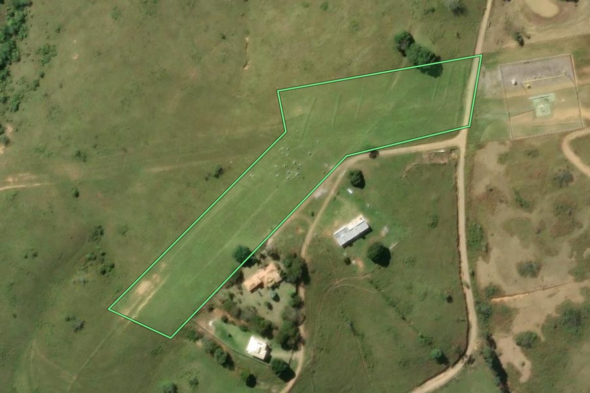 Imagem de satélite do imóvel rural em Macaé (RJ), com o contorno declarado no CAR desenhado por cima.