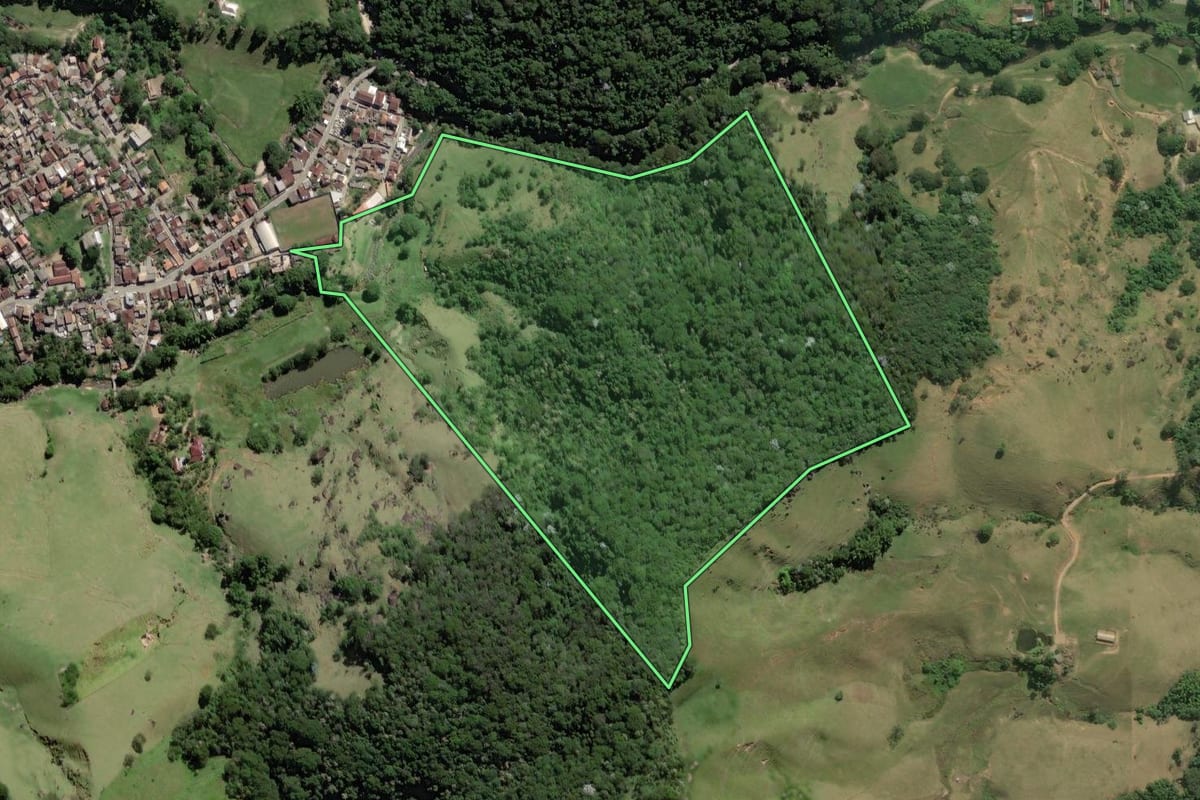 Imagem de satélite do imóvel rural em Macaé (RJ), com o contorno declarado no CAR desenhado por cima.