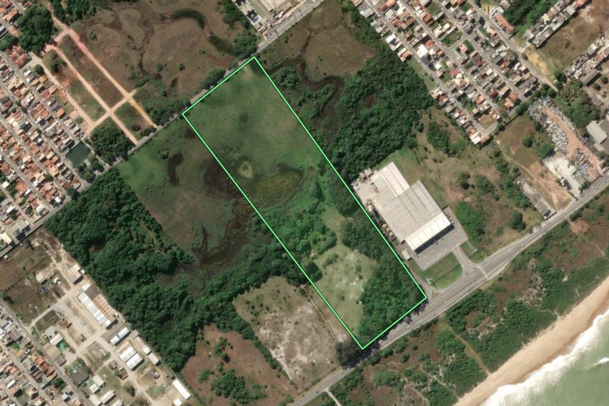 Imagem de satélite do imóvel rural em Macaé (RJ), com o contorno declarado no CAR desenhado por cima.