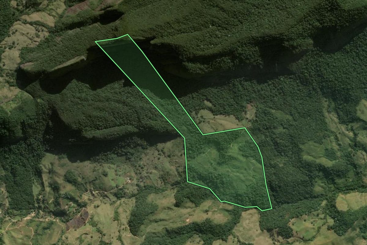Imagem de satélite do imóvel rural em Macaé (RJ), com o contorno declarado no CAR desenhado por cima.