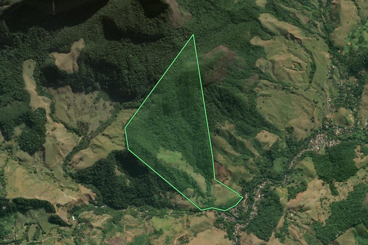 Imagem de satélite do imóvel rural em Macaé (RJ), com o contorno declarado no CAR desenhado por cima.