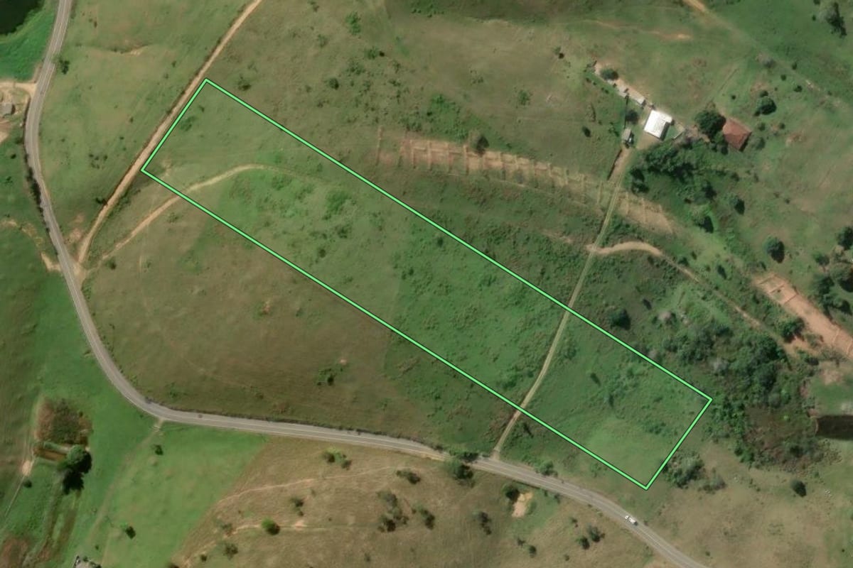 Imagem de satélite do imóvel rural em Macaé (RJ), com o contorno declarado no CAR desenhado por cima.