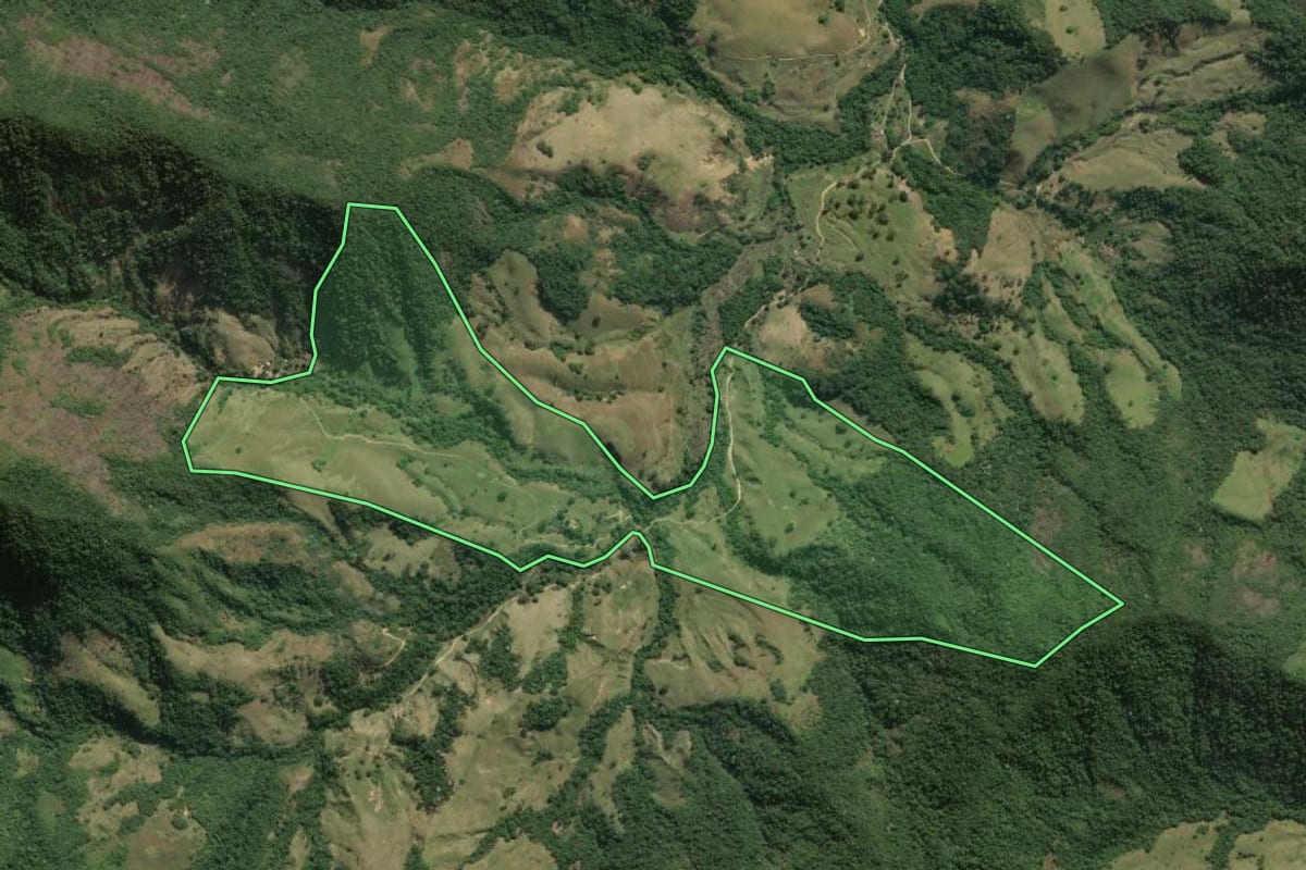 Imagem de satélite do imóvel rural em Macaé (RJ), com o contorno declarado no CAR desenhado por cima.