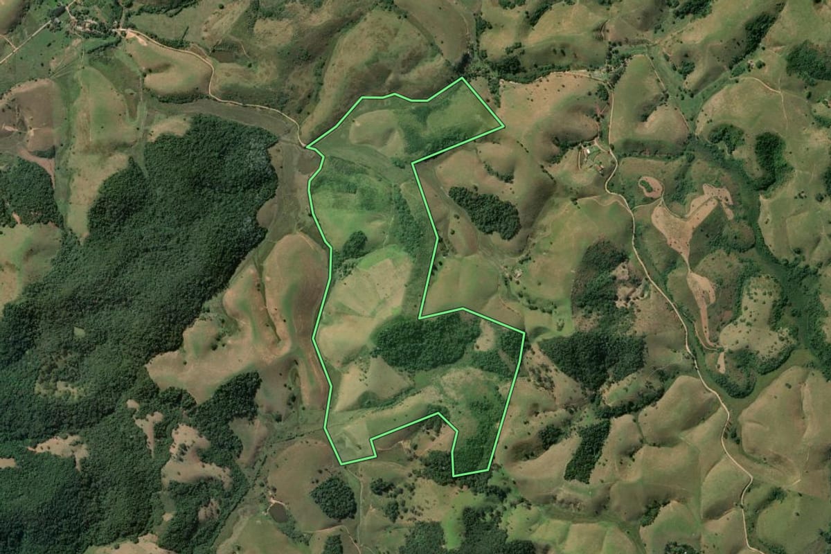 Imagem de satélite do imóvel rural em Macaé (RJ), com o contorno declarado no CAR desenhado por cima.