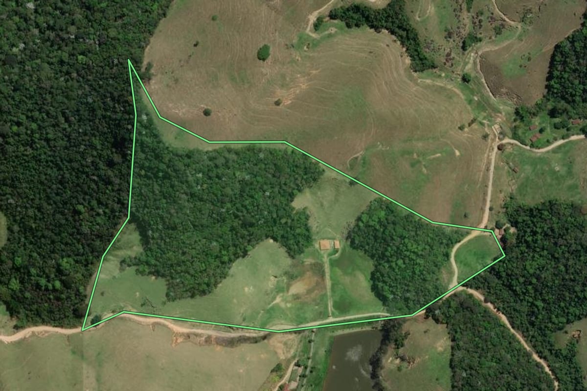 Imagem de satélite do imóvel rural em Macaé (RJ), com o contorno declarado no CAR desenhado por cima.