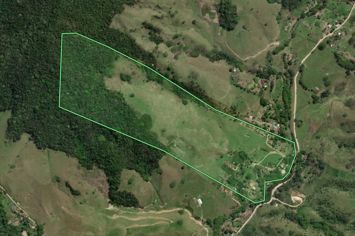 Imagem de satélite do imóvel rural em Macaé (RJ), com o contorno declarado no CAR desenhado por cima.