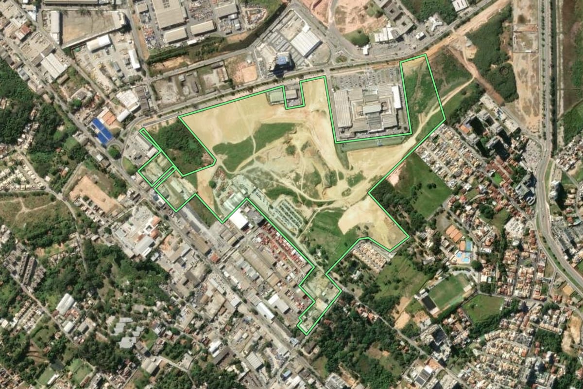 Imagem de satélite do imóvel rural em Macaé (RJ), com o contorno declarado no CAR desenhado por cima.