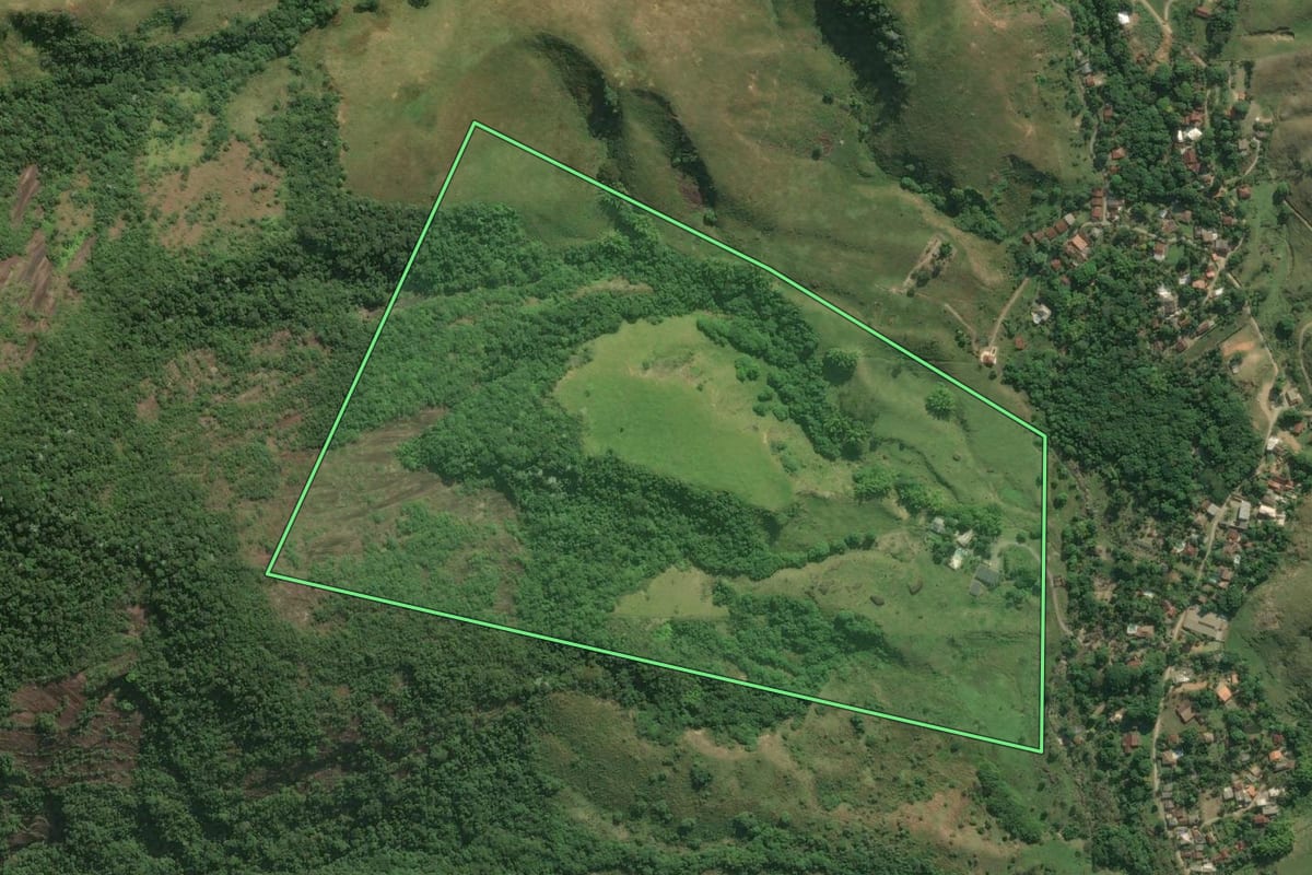 Imagem de satélite do imóvel rural em Macaé (RJ), com o contorno declarado no CAR desenhado por cima.