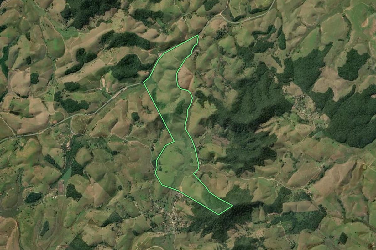 Imagem de satélite do imóvel rural em Macaé (RJ), com o contorno declarado no CAR desenhado por cima.