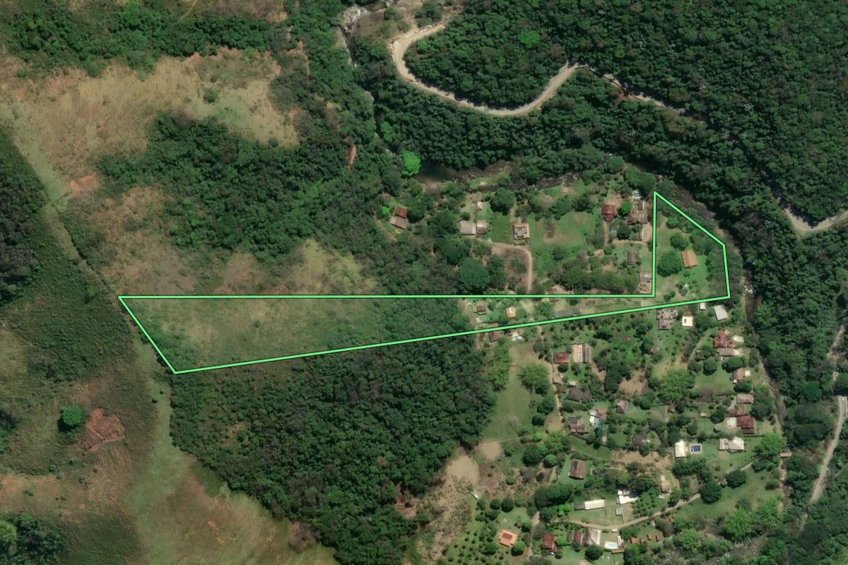 Imagem de satélite do imóvel rural em Macaé (RJ), com o contorno declarado no CAR desenhado por cima.