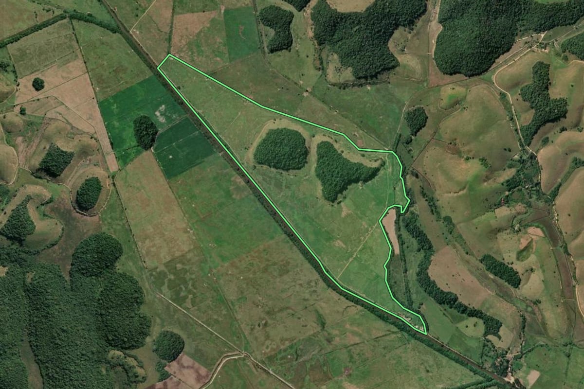 Imagem de satélite do imóvel rural em Macaé (RJ), com o contorno declarado no CAR desenhado por cima.