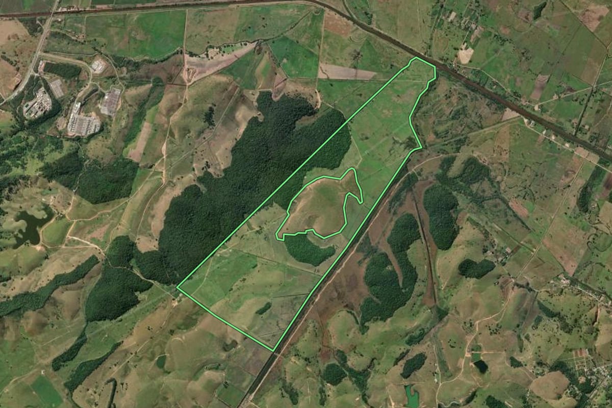 Imagem de satélite do imóvel rural em Macaé (RJ), com o contorno declarado no CAR desenhado por cima.