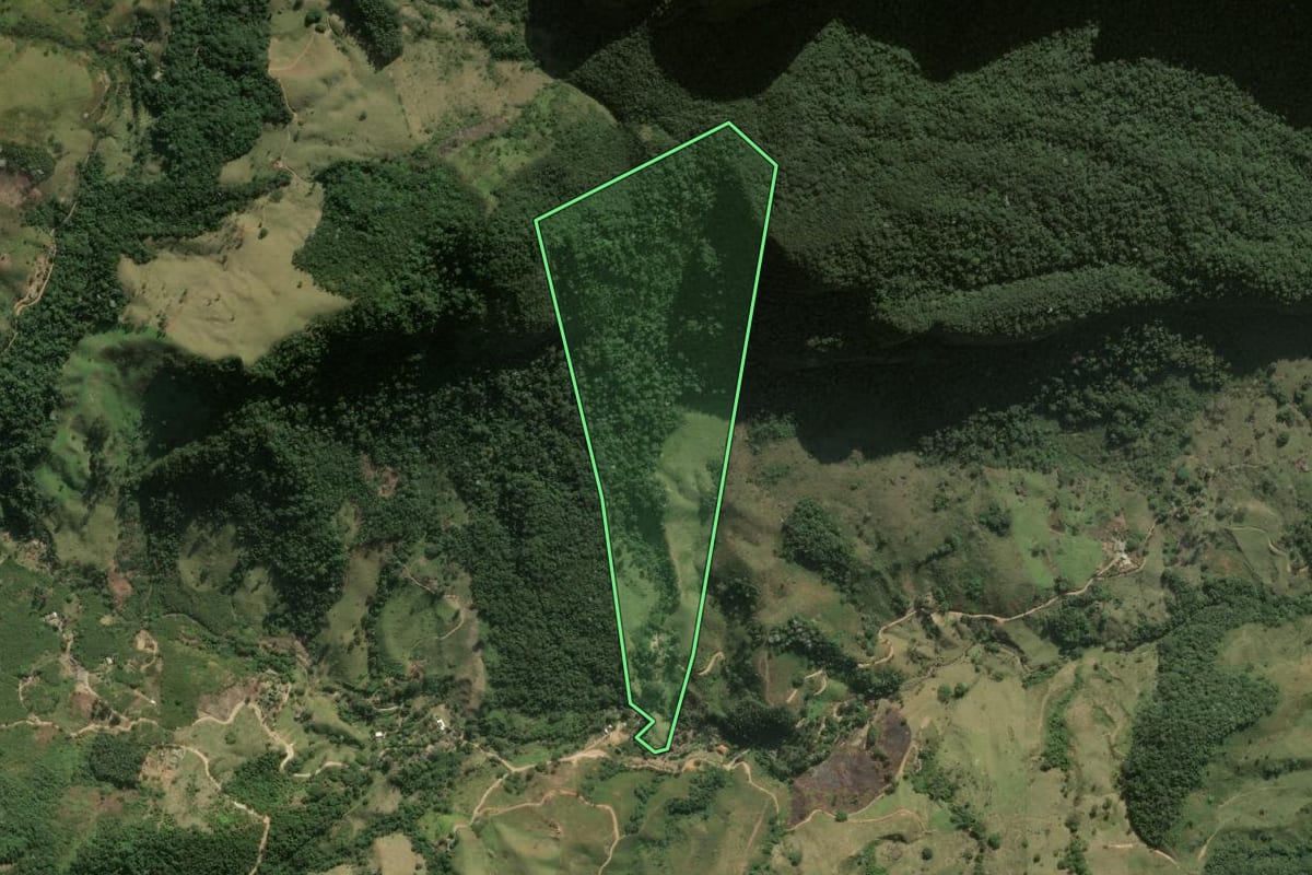 Imagem de satélite do imóvel rural em Macaé (RJ), com o contorno declarado no CAR desenhado por cima.