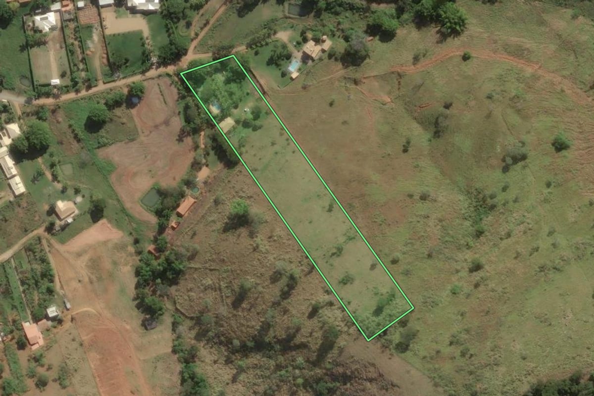 Imagem de satélite do imóvel rural em Macuco (RJ), com o contorno declarado no CAR desenhado por cima.