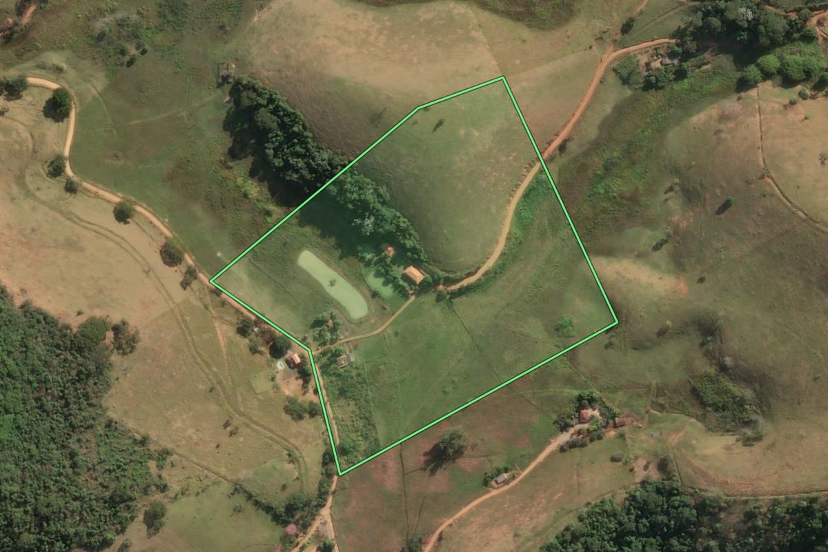 Imagem de satélite do imóvel rural em Macuco (RJ), com o contorno declarado no CAR desenhado por cima.