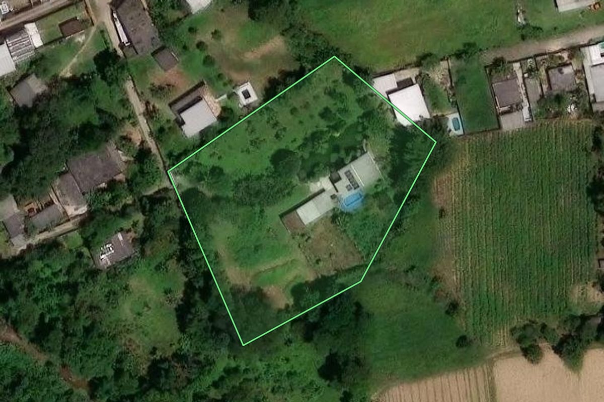 Imagem de satélite do imóvel rural em Magé (RJ), com o contorno declarado no CAR desenhado por cima.