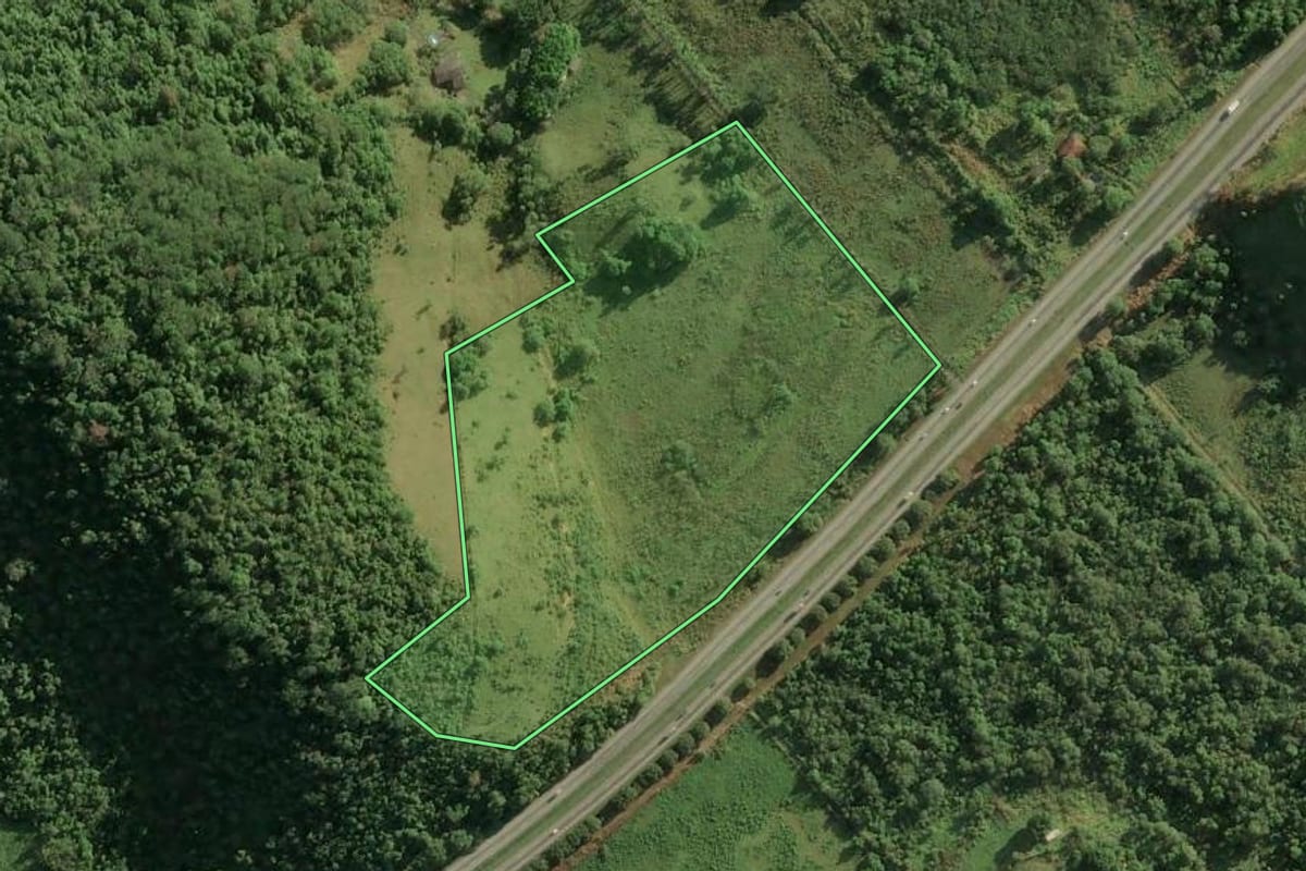 Imagem de satélite do imóvel rural em Magé (RJ), com o contorno declarado no CAR desenhado por cima.