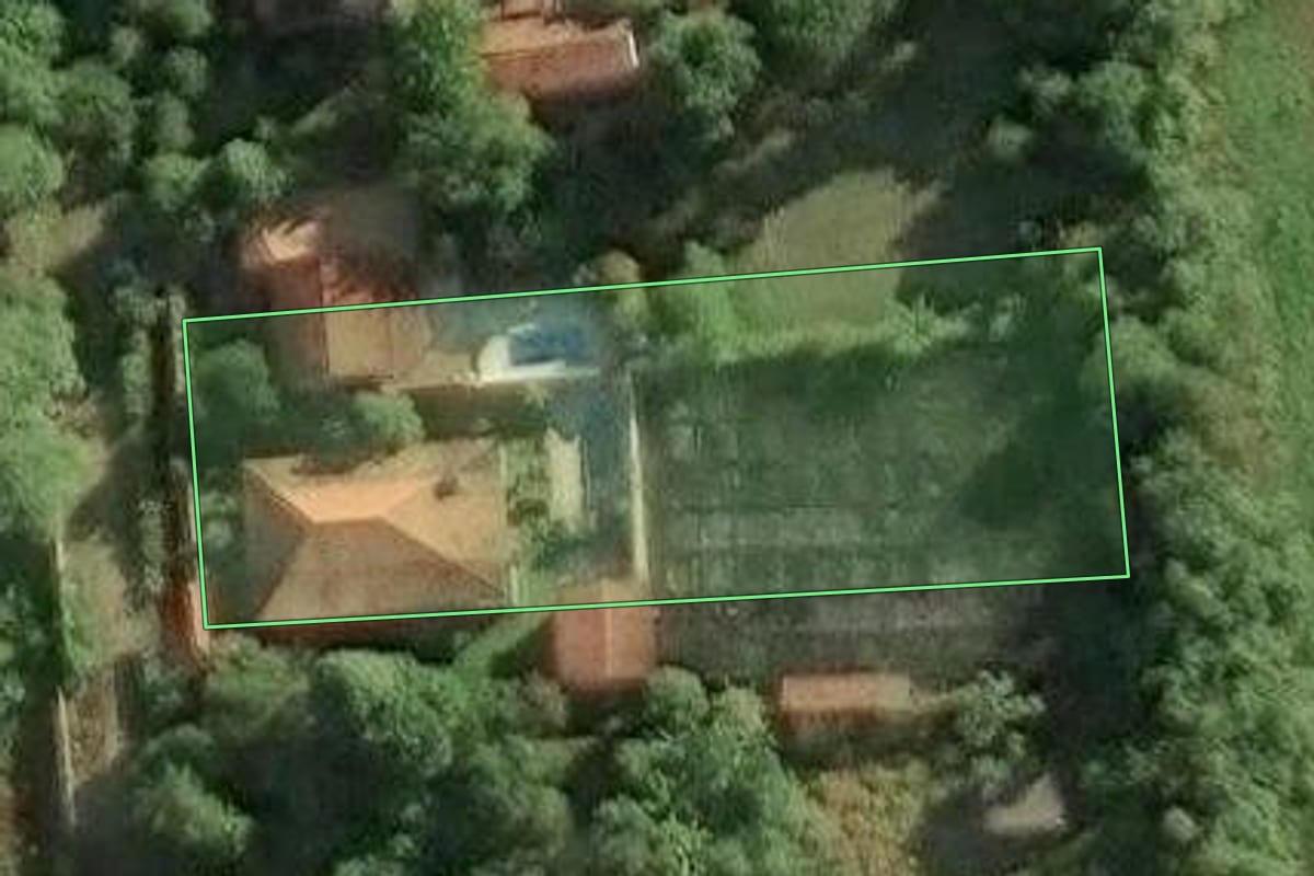 Imagem de satélite do imóvel rural em Magé (RJ), com o contorno declarado no CAR desenhado por cima.