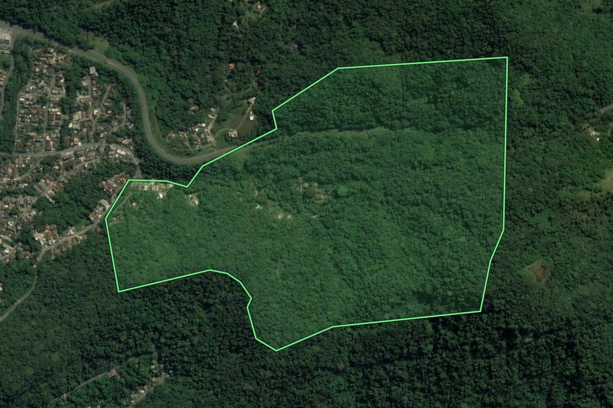 Imagem de satélite do imóvel rural em Mangaratiba (RJ), com o contorno declarado no CAR desenhado por cima.