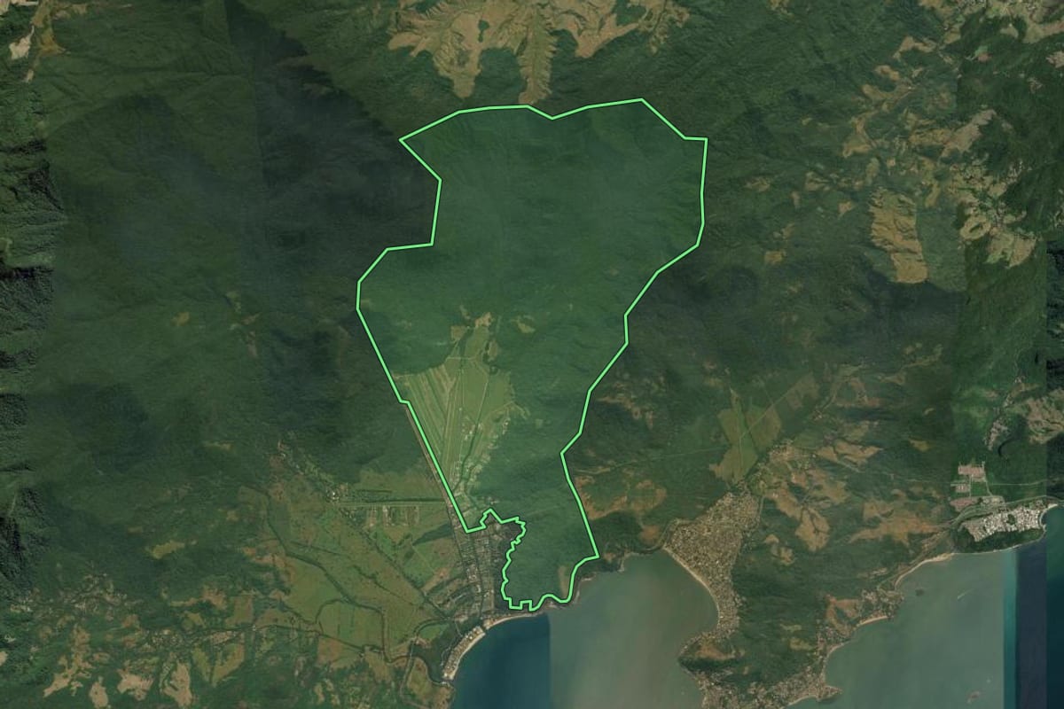 Imagem de satélite do imóvel rural em Mangaratiba (RJ), com o contorno declarado no CAR desenhado por cima.