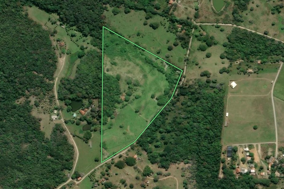 Imagem de satélite do imóvel rural em Maricá (RJ), com o contorno declarado no CAR desenhado por cima.