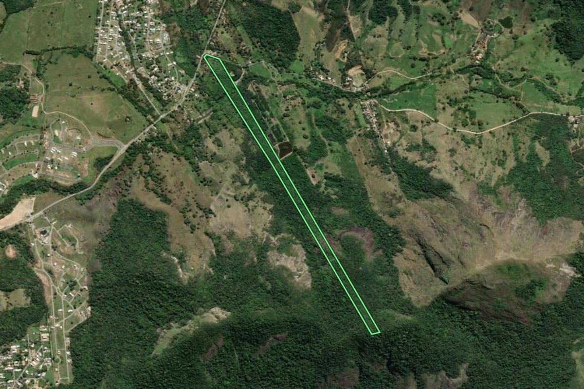 Imagem de satélite do imóvel rural em Maricá (RJ), com o contorno declarado no CAR desenhado por cima.
